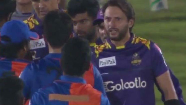 Shahid Afridi and Afghanistan player fighting on cricket ground