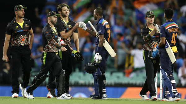 14 ரன்களை அடித்து பாண்டியா அதிரடி 