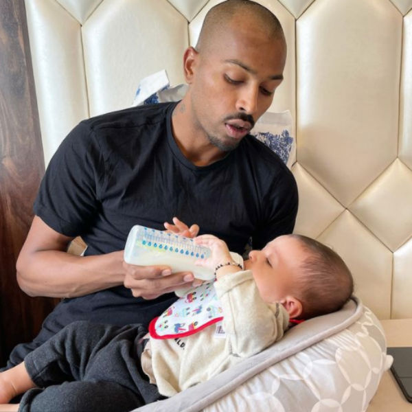 மகனுடன் பாண்டியா 