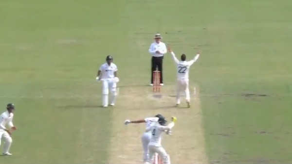 அவுட் கொடுத்த அம்பயர்