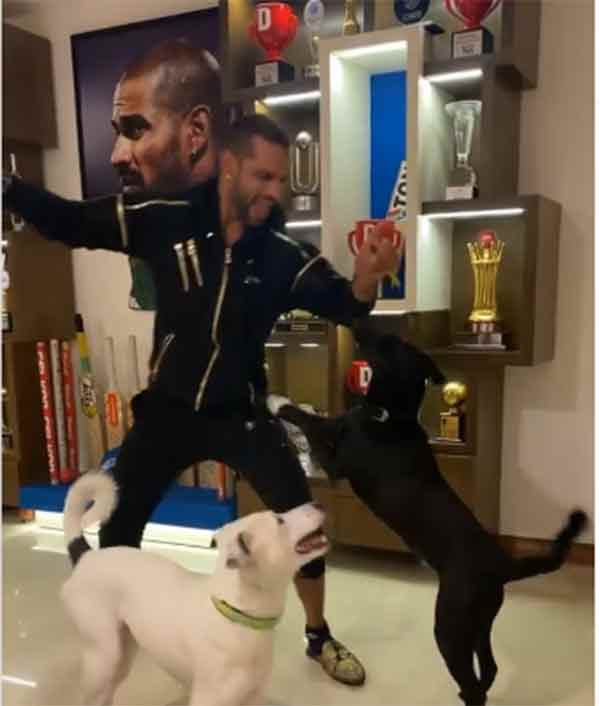 யாரிடம் கொடுத்தார்?