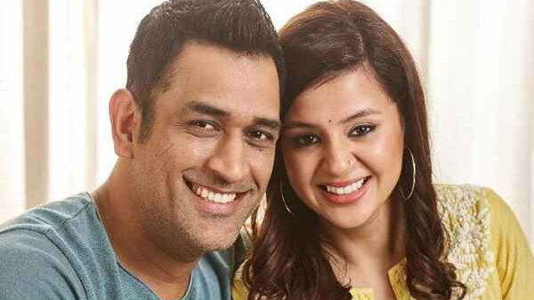 தோனி குடும்பத்தினருடன் போட்டோ 