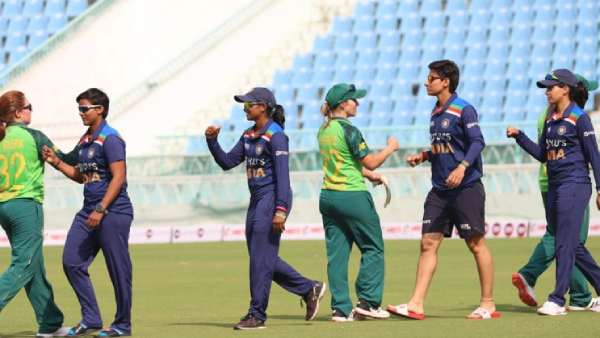 ராஜேஸ்வரி அதிரடி பௌலிங் 