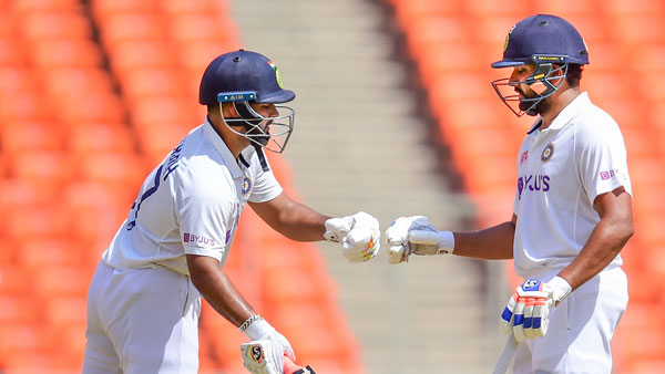 900 விக்கெட்டுகள் சாதனை 