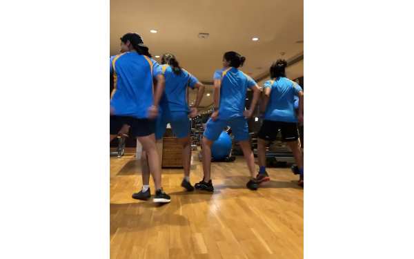 இந்திய மகளிர் குத்தாட்டம் 