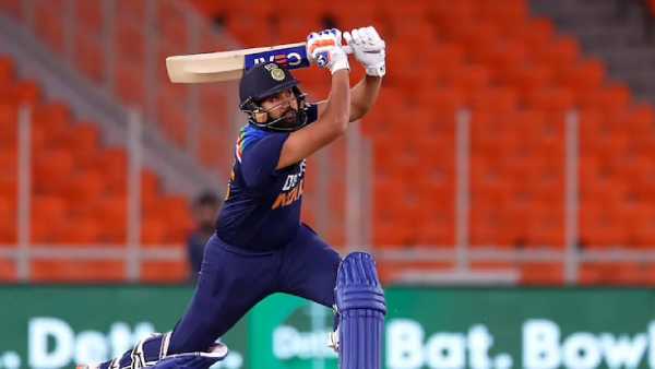 அதிக ரன்கள் குவித்த முதல் வீரர் 