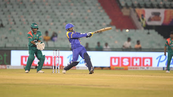 முன்னாள் வீரர்கள் ஆட்டம் 