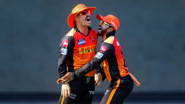 வார்னர் பீல்டிங் 