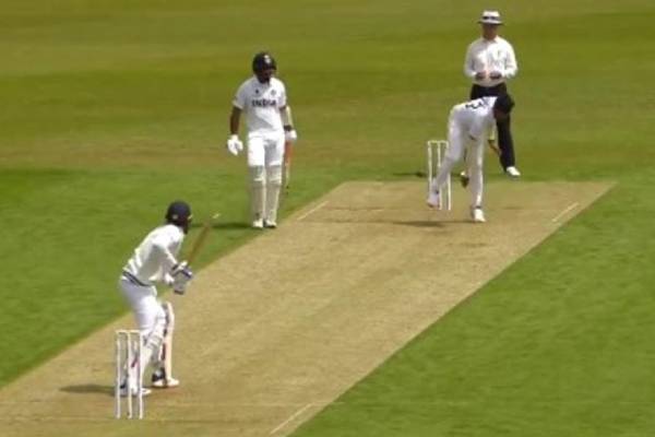 இரண்டு அணிகளாக