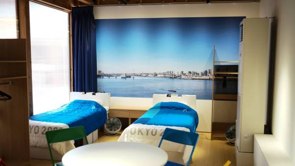 பார்வையளக்கிறாள் 