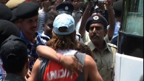  கட்டிப்பிடித்த ரசிகை