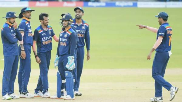 வெளியேறினார்