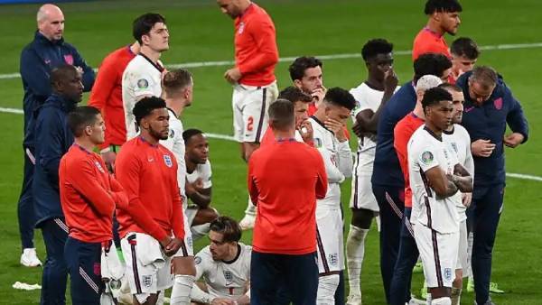 இனவெறி ட்வீட்கள் 