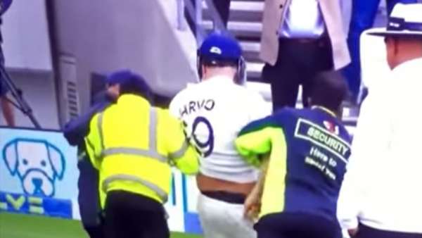  மைதானத்தில் ரகளை