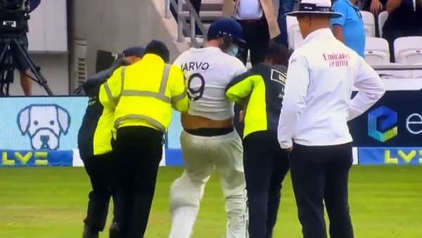  ஸ்டேடியத்தில் நுழைந்த ஜார்வோ