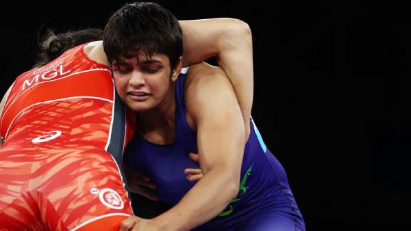 வீழ்த்தினார் 