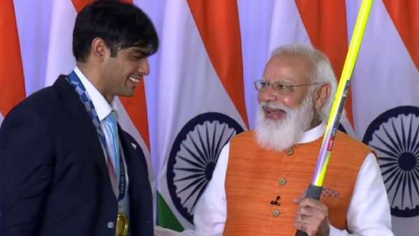 Olympic gold medallist Neeraj Chopras javelin Gift To PM Modi, Receive 10cr Bid 