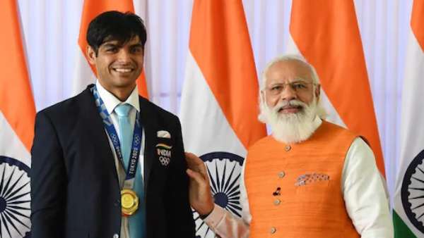 Olympic gold medallist Neeraj Chopras javelin Gift To PM Modi, Receive 10cr Bid 