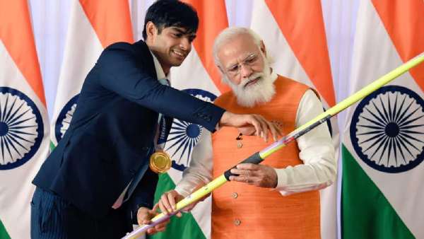 Olympic gold medallist Neeraj Chopras javelin Gift To PM Modi, Receive 10cr Bid 
