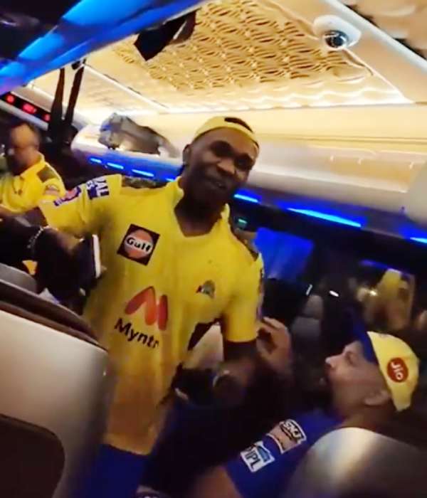 பேருந்தில் வெற்றிக் கொண்டாட்டம் 