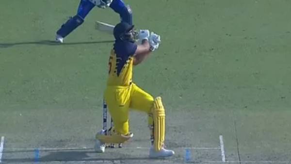 கடைசி பந்தில் சிக்ஸர் 