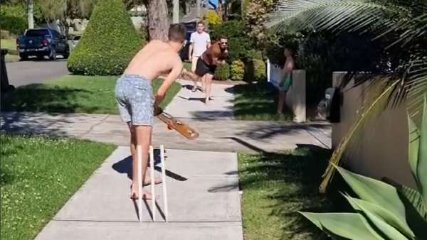 மகனுடன் கிரிக்கெட்