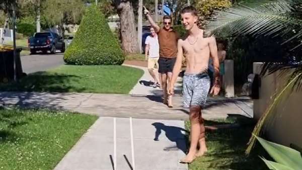 ஸ்டம்புகள் சிதறின