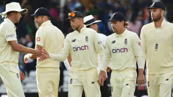 அணியில் மாற்றம்