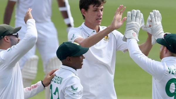 ஆரம்பித்த தெ.ஆப்பிரிக்க வீரர்கள்