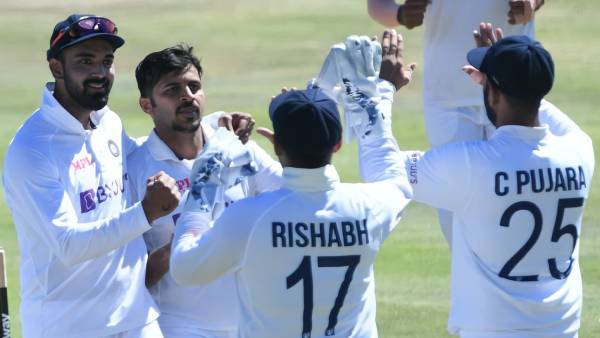 அட்டகாச பந்துவீச்சு