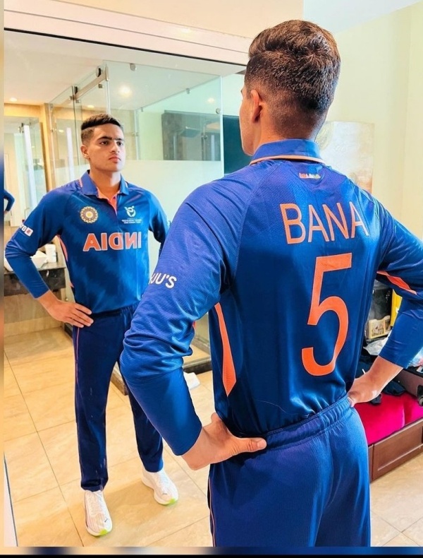 தினேஹ் பானா சிக்ஸர்