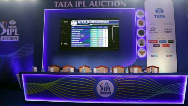 அணிகளுக்கு மீதம் உள்ள தொகை மற்றும் வைத்துள்ள வீரர்கள் 