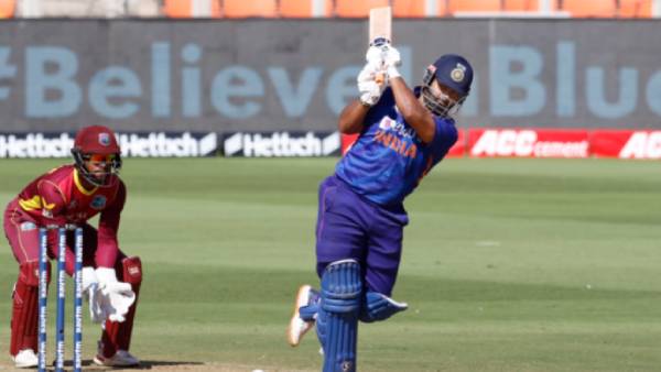 ரிஷப் அரைசதம்