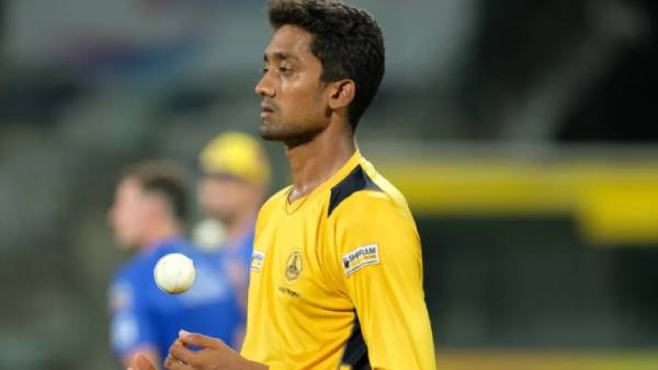 2 புதுமுக வீரர்கள் 