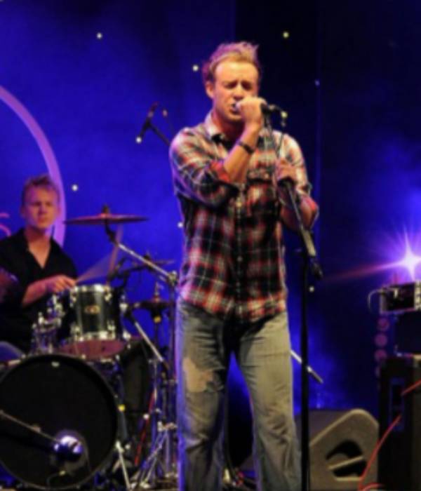 பாடகர், விஞ்ஞானி