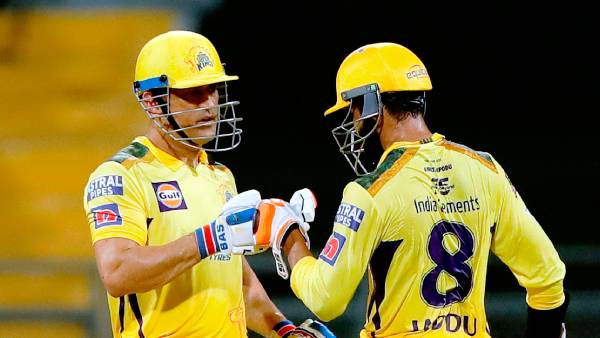 தோனிக்கு பாராட்டு