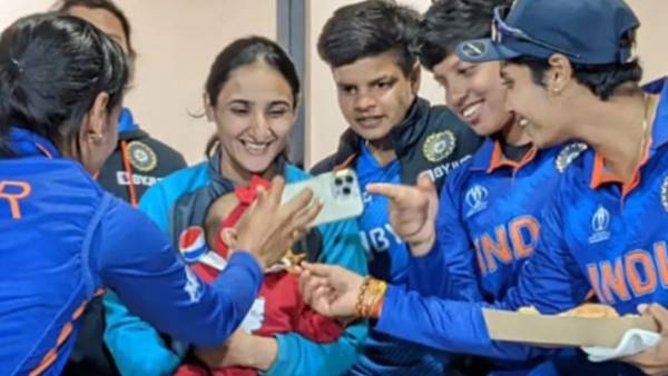 குழந்தையுடன் கொஞ்சல்