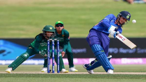 ஸ்மிருதி அரைசதம்