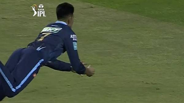 பாயந்து பிடித்தார்