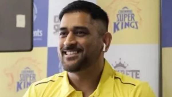 வெட்கப்பட்ட தோனி