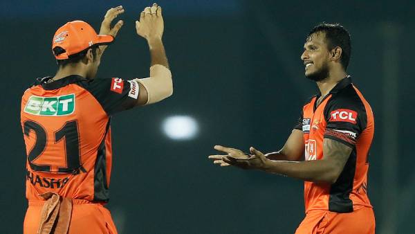 அடுத்தடுத்து ஆட்டமிழப்பு