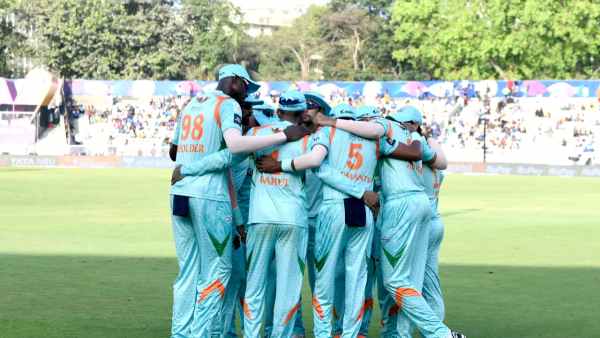 3 அதிகாரிகள் 