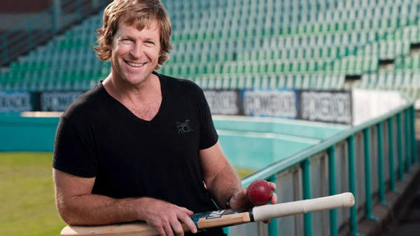 காலில் விழுந்த வீரர்