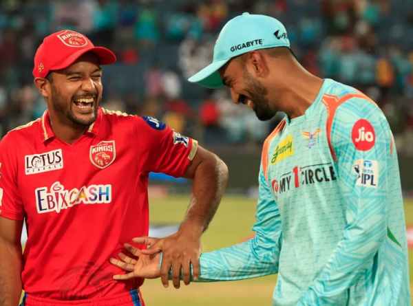 9 பந்துவீச்சாளர்கள் 