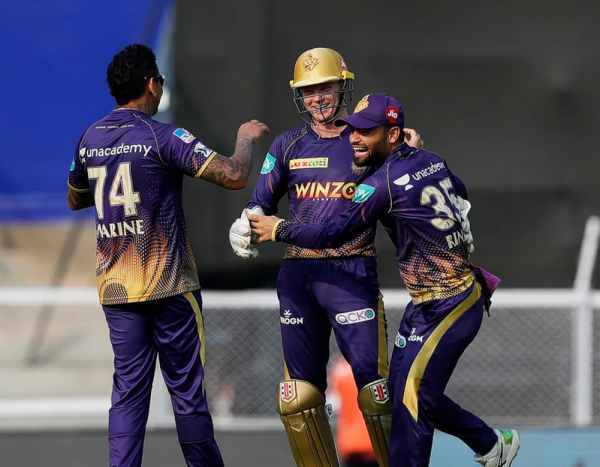 4 ஓவரில் 50 