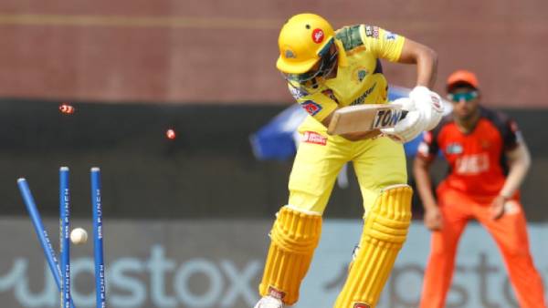 அடுத்தடுத்து ஆட்டமிழப்பு