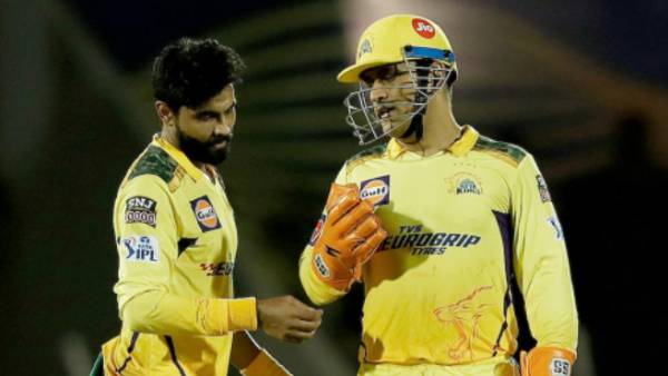 தோனி இருக்கிறார்