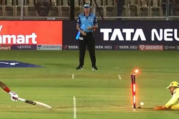 தோனி அபாரம்