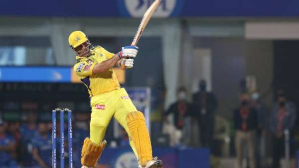 தோனி அதிரடி 