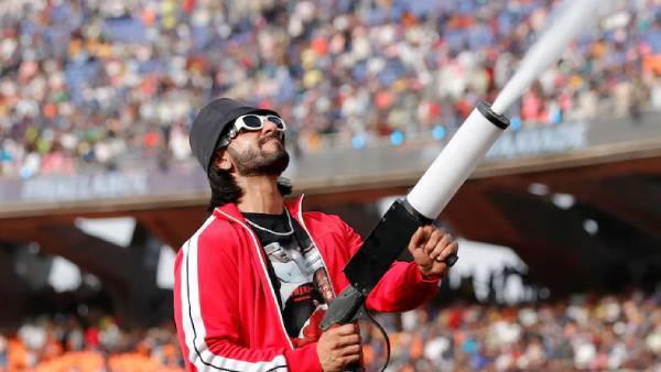 கண்ணீர் சிந்திய ரசிகர்கள் 